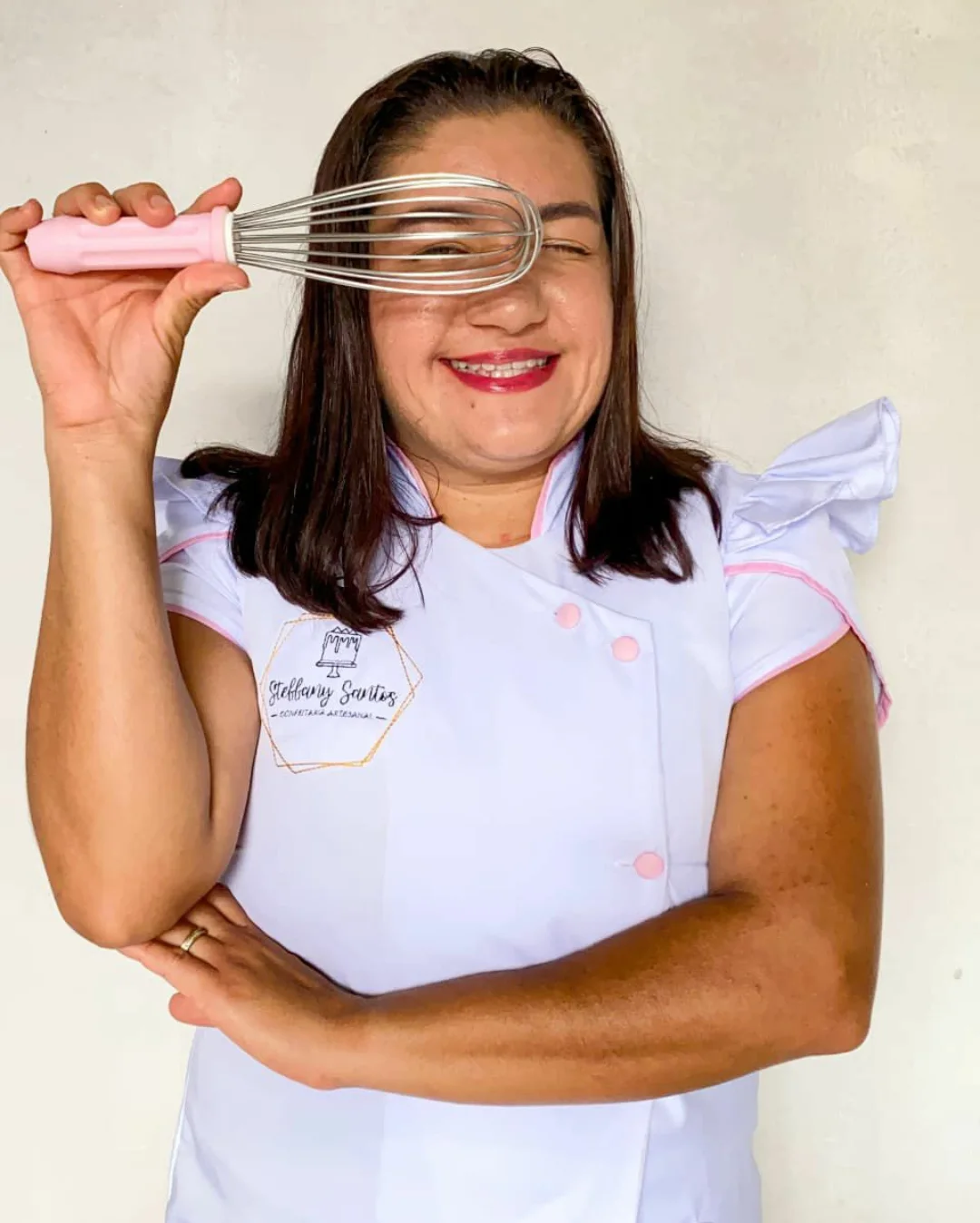 Steffany em sua confeitaria artesanal