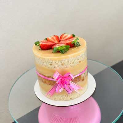 Bolo Naked Cake com morangos da Steffany Santos Confeitaria